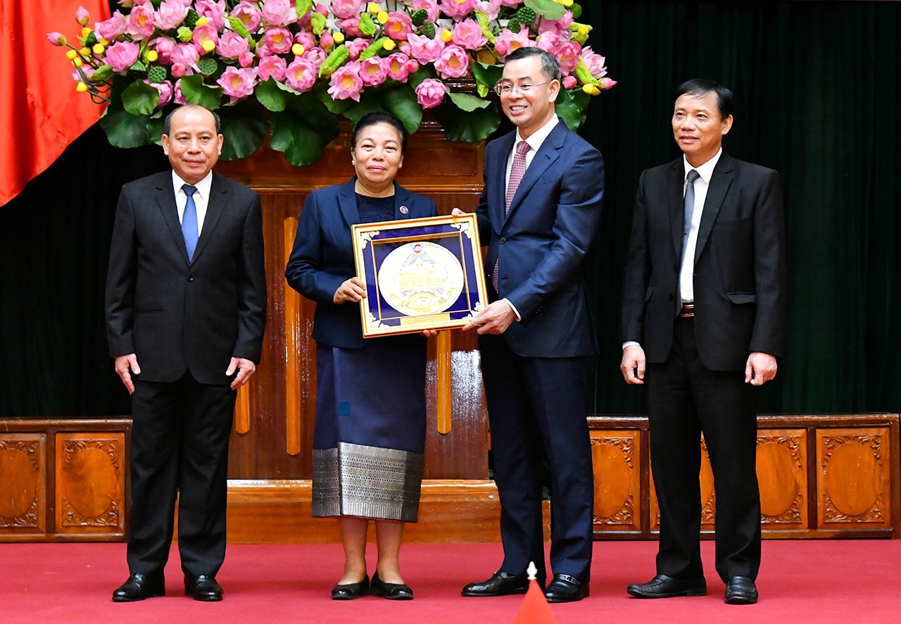 Phó Chủ tịch Quốc hội Lào Sounthone Xayachak tặng quà lưu niệm cho các đại biểu tỉnh Hòa Bình