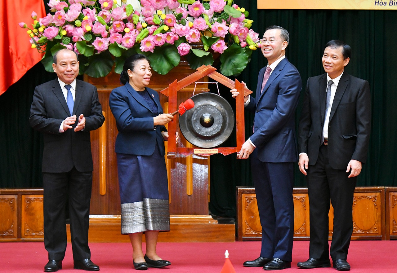 Ủy viên Trung ương Đảng, Bí thư Tỉnh ủy, Trưởng Đoàn ĐBQH tỉnh Hòa Bình Ngô Văn Tuấn tặng quà lưu niệm cho Phó Chủ tịch Quốc hội Lào Sounthone Xayachak 