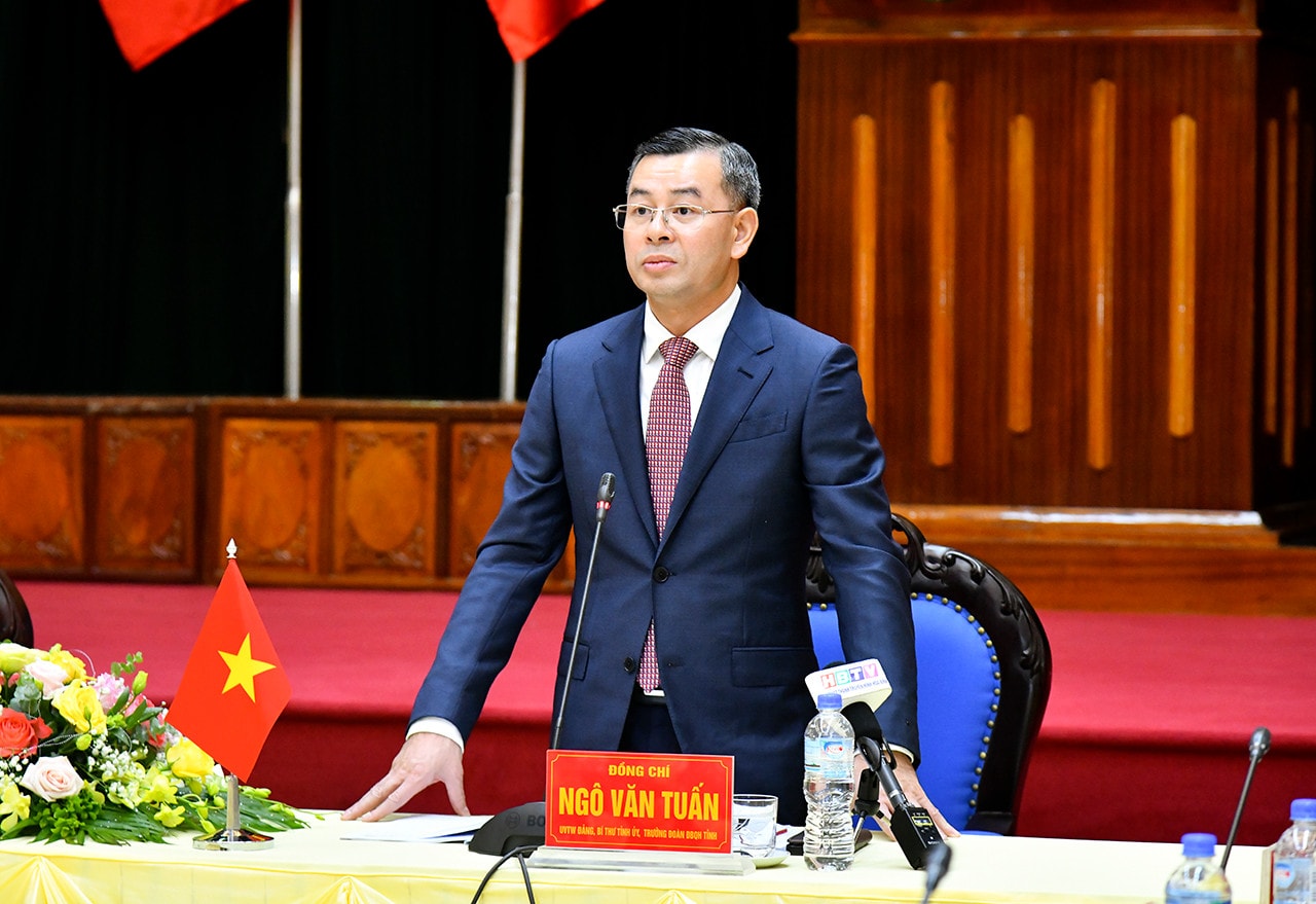 Ủy viên Trung ương Đảng, Bí thư Tỉnh ủy, Trưởng Đoàn ĐBQH tỉnh Hòa Bình Ngô Văn Tuấn phát biểu chào mừng 