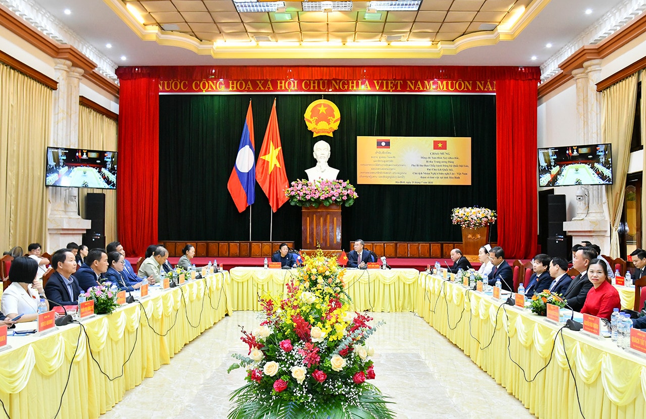 Quang cảnh buổi làm việc