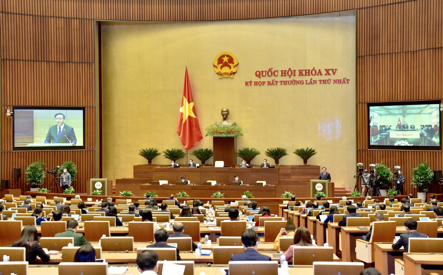 Tại Kỳ họp bất thường lần thứ nhất, Quốc hội quyết định nhiều cơ chế, chính sách quan trọng để hỗ trợ phục hồi kinh tế- xã hội; Ảnh: L.Hiển