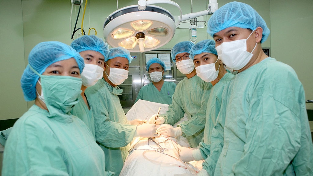 Bệnh viện Trung ương Huế: Hy hữu cứu sống bệnh nhân bị biến chứng nguy hiểm khi tán sỏi -1
