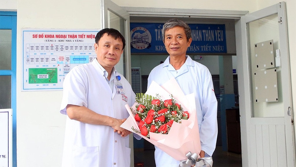 Bệnh viện Trung ương Huế: Hy hữu cứu sống bệnh nhân bị biến chứng nguy hiểm khi tán sỏi -0