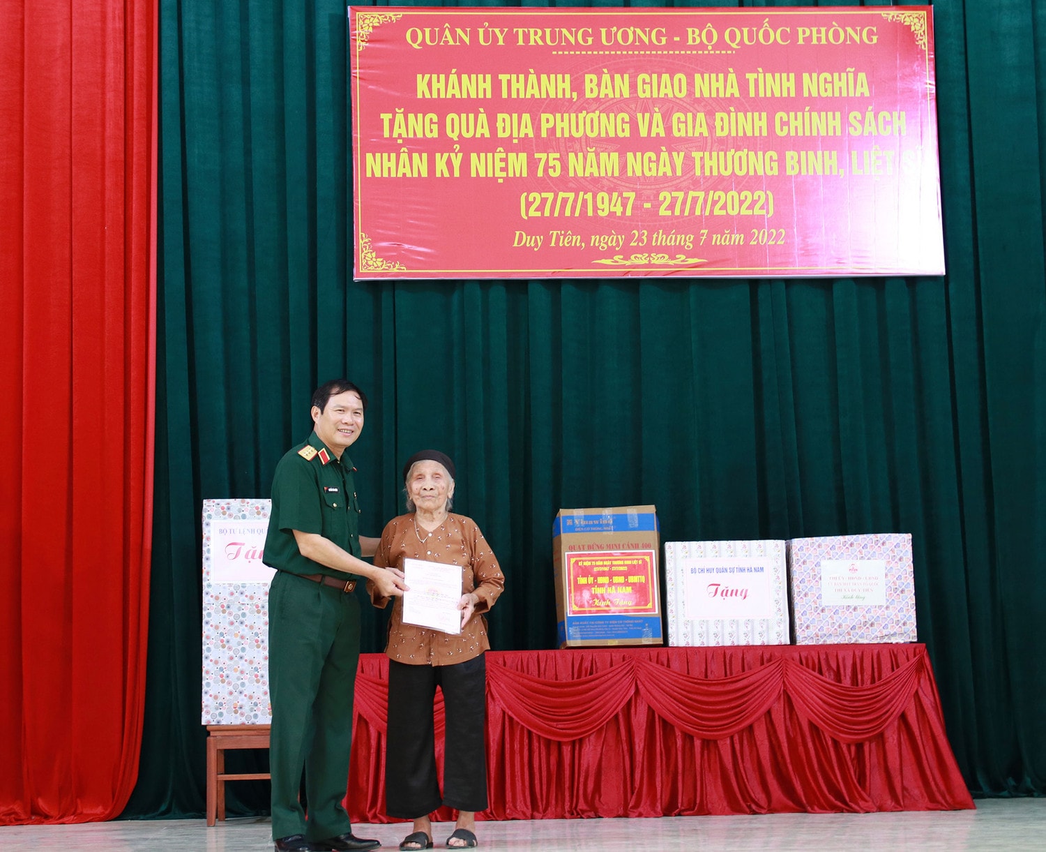 Thượng tướng Nguyễn Tân Cương thăm, tặng quà Trung tâm Điều dưỡng thương binh Duy Tiên -0