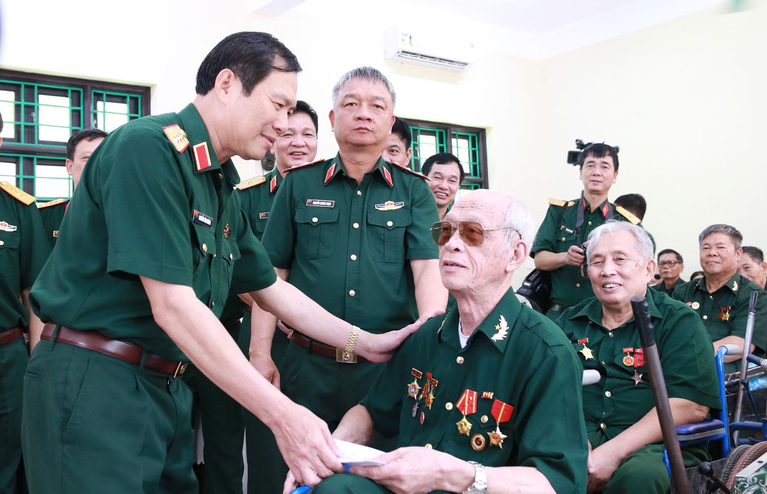 Thượng tướng Nguyễn Tân Cương thăm, tặng quà Trung tâm Điều dưỡng thương binh Duy Tiên -0