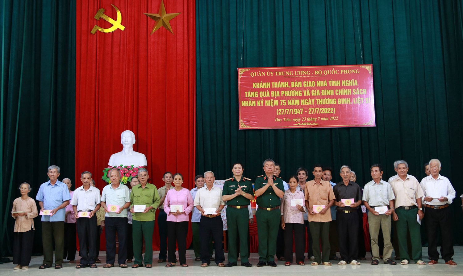 Thượng tướng Nguyễn Tân Cương thăm, tặng quà Trung tâm Điều dưỡng thương binh Duy Tiên -0