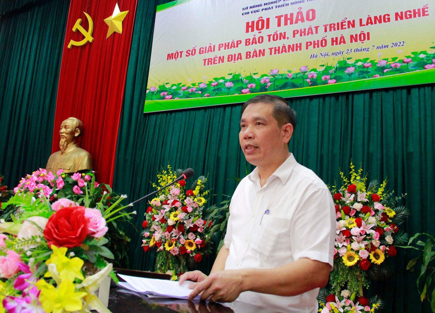 Phó Chi cục trưởng Chi cục phát triển nông thôn thành phố Trần Sỹ Tiến báo cáo tại Hội thảo Hà Nội không để các làng nghề truyền thống bị mai một -0