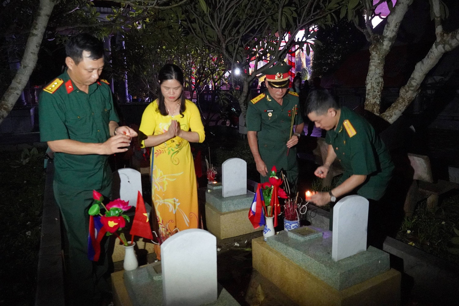 Đoàn đã thắp 11 nghìn ngọn nến trên mộ phần các Anh hùng Liệt sỹ tại Nghĩa trang quốc tế Việt - Lào (Anh Sơn, Nghệ An) Thắp sáng 11 nghìn ngọn nến tri ân tại Nghĩa trang quốc tế Việt - Lào -0