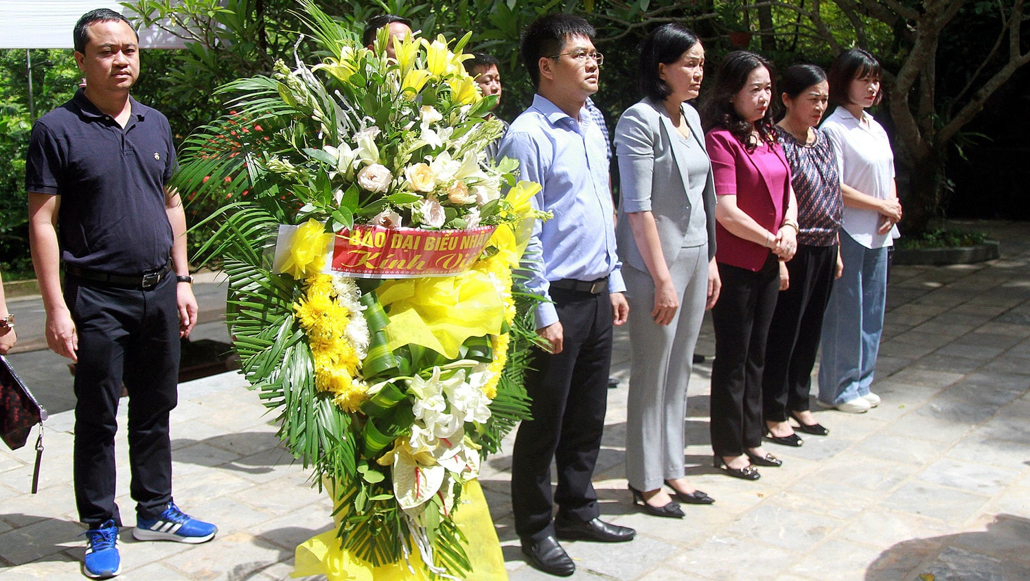 Báo Đại biểu Nhân dân dâng hương tri ân các anh hùng Liệt sĩ tại Quảng Bình, Hà Tĩnh, Nghệ An