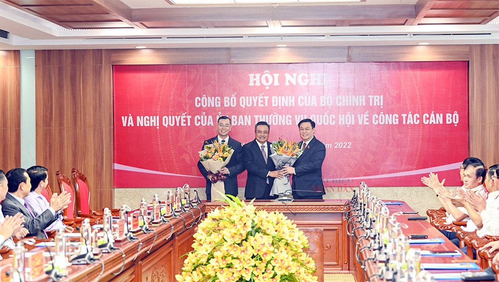 Chủ tịch Quốc hội Vương Đình Huệ trao Quyết định của Bộ Chính trị, Nghị quyết của Ủy ban Thường vụ Quốc hội về nhân sự lãnh đạo Kiểm toán Nhà nước -1