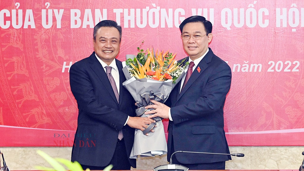 Chủ tịch Quốc hội Vương Đình Huệ trao Quyết định của Bộ Chính trị, Nghị quyết của Ủy ban Thường vụ Quốc hội về nhân sự lãnh đạo Kiểm toán Nhà nước -2