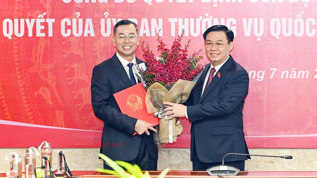 Chủ tịch Quốc hội Vương Đình Huệ trao Quyết định của Bộ Chính trị, Nghị quyết của Ủy ban Thường vụ Quốc hội về nhân sự lãnh đạo Kiểm toán Nhà nước -0