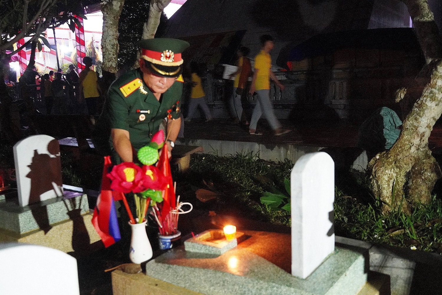 Đoàn thắp hương tưởng nhớ gần 11 nghìn mộ Anh hùng Liệt sỹ Thắp sáng 11 nghìn ngọn nến tri ân tại Nghĩa trang quốc tế Việt - Lào -0