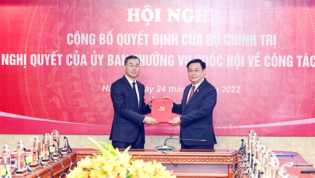 Chủ tịch Quốc hội Vương Đình Huệ trao Quyết định của Bộ Chính trị, Nghị quyết của Ủy ban Thường vụ Quốc hội về nhân sự lãnh đạo Kiểm toán Nhà nước -5