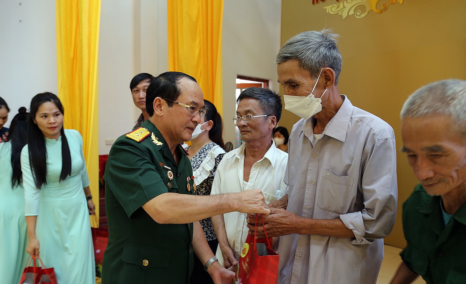Chủ tịch Hội Cựu chiến binh cơ quan Văn phòng Quốc hội Nguyễn Văn Mười tặng quà gia đình CCB khó khăn Thắp sáng 11 nghìn ngọn nến tri ân tại Nghĩa trang quốc tế Việt - Lào -0