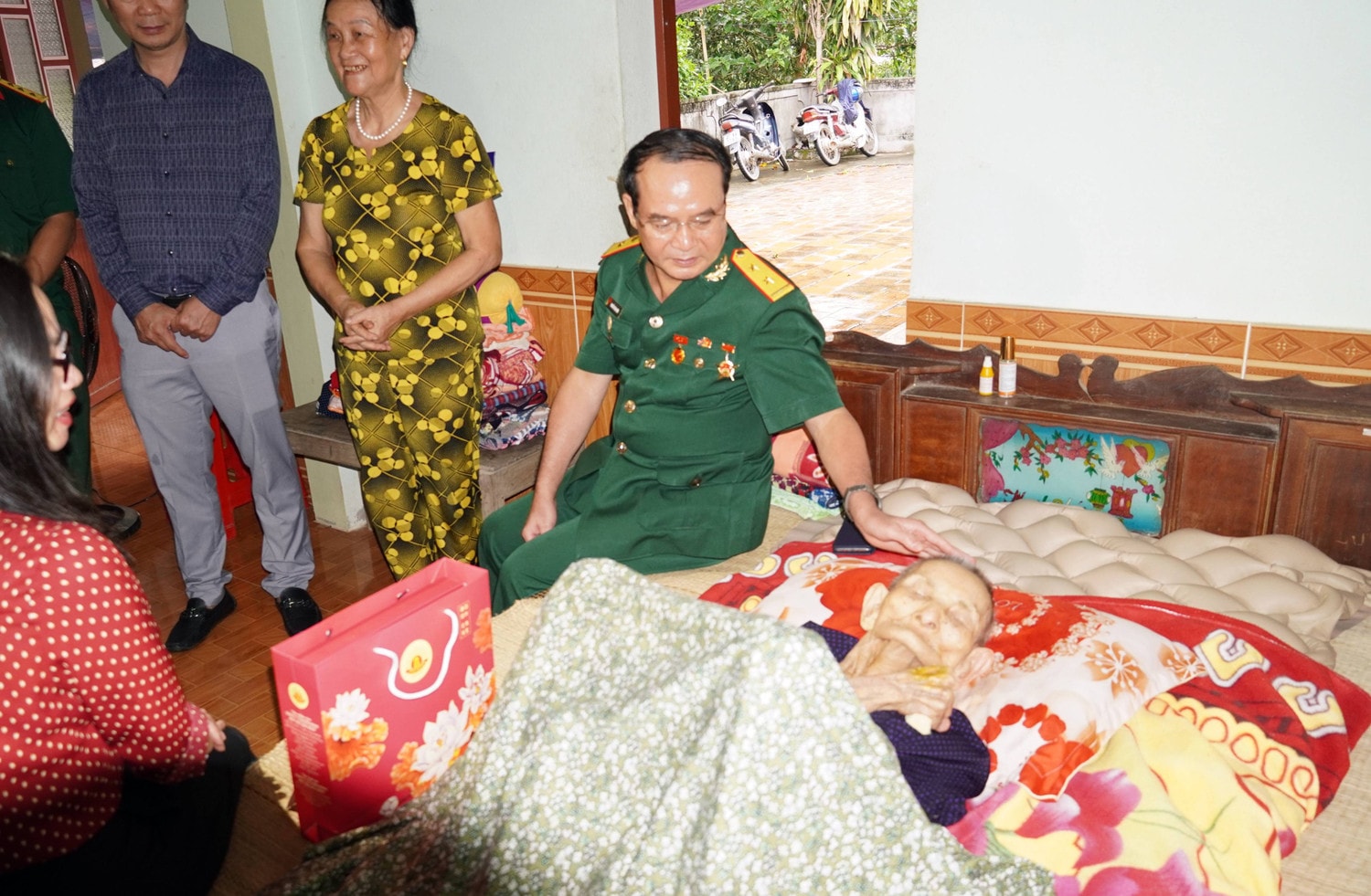 Đoàn thăm hỏi và tặng sổ tiết kiệm cho Mẹ Việt Nam Anh hùng Đặng Thị Thỉ Thắp sáng 11 nghìn ngọn nến tri ân tại Nghĩa trang quốc tế Việt - Lào -0