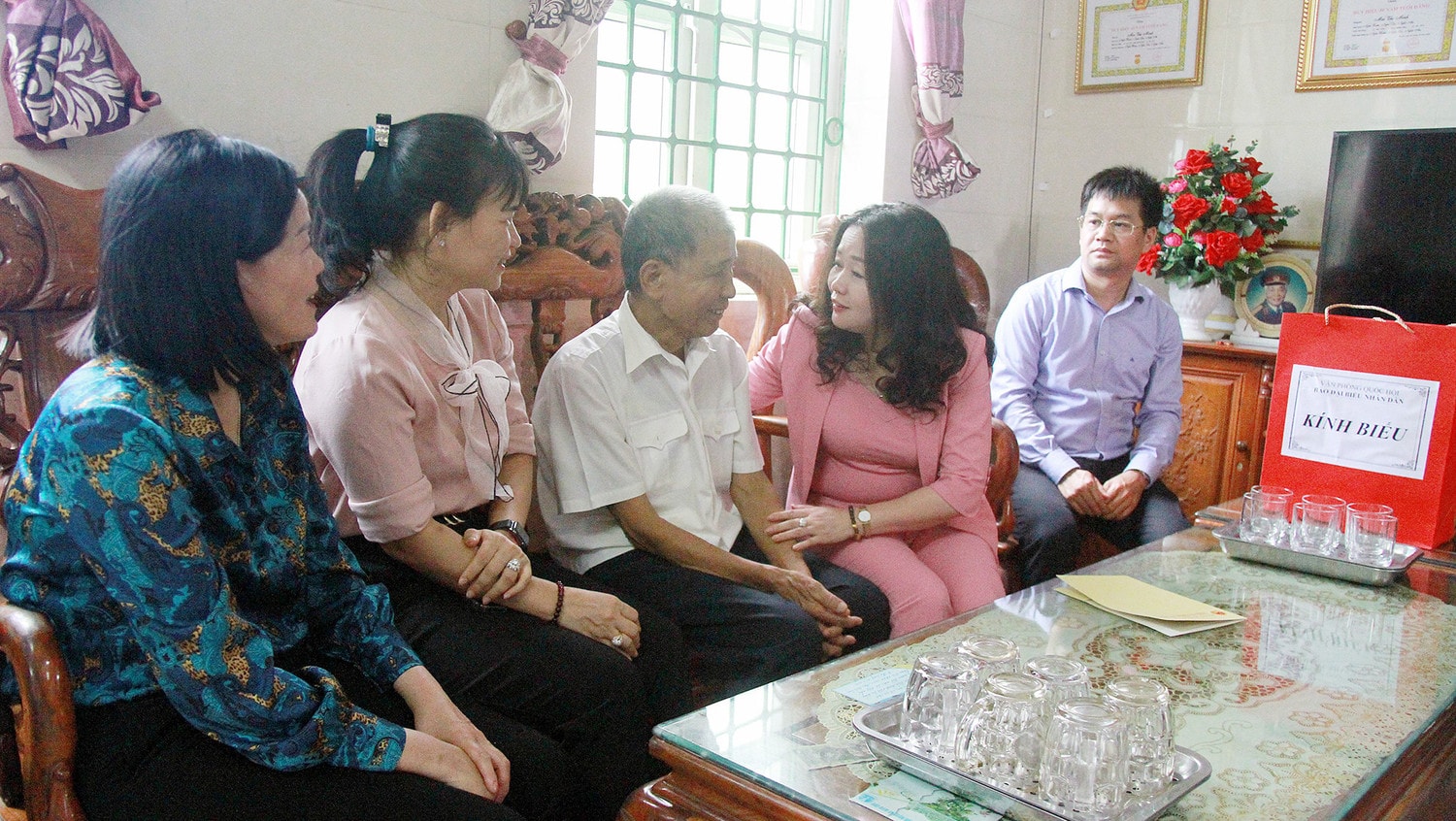 Báo Đại biểu Nhân dân dâng hương tri ân các anh hùng Liệt sĩ tại Quảng Bình, Hà Tĩnh, Nghệ An