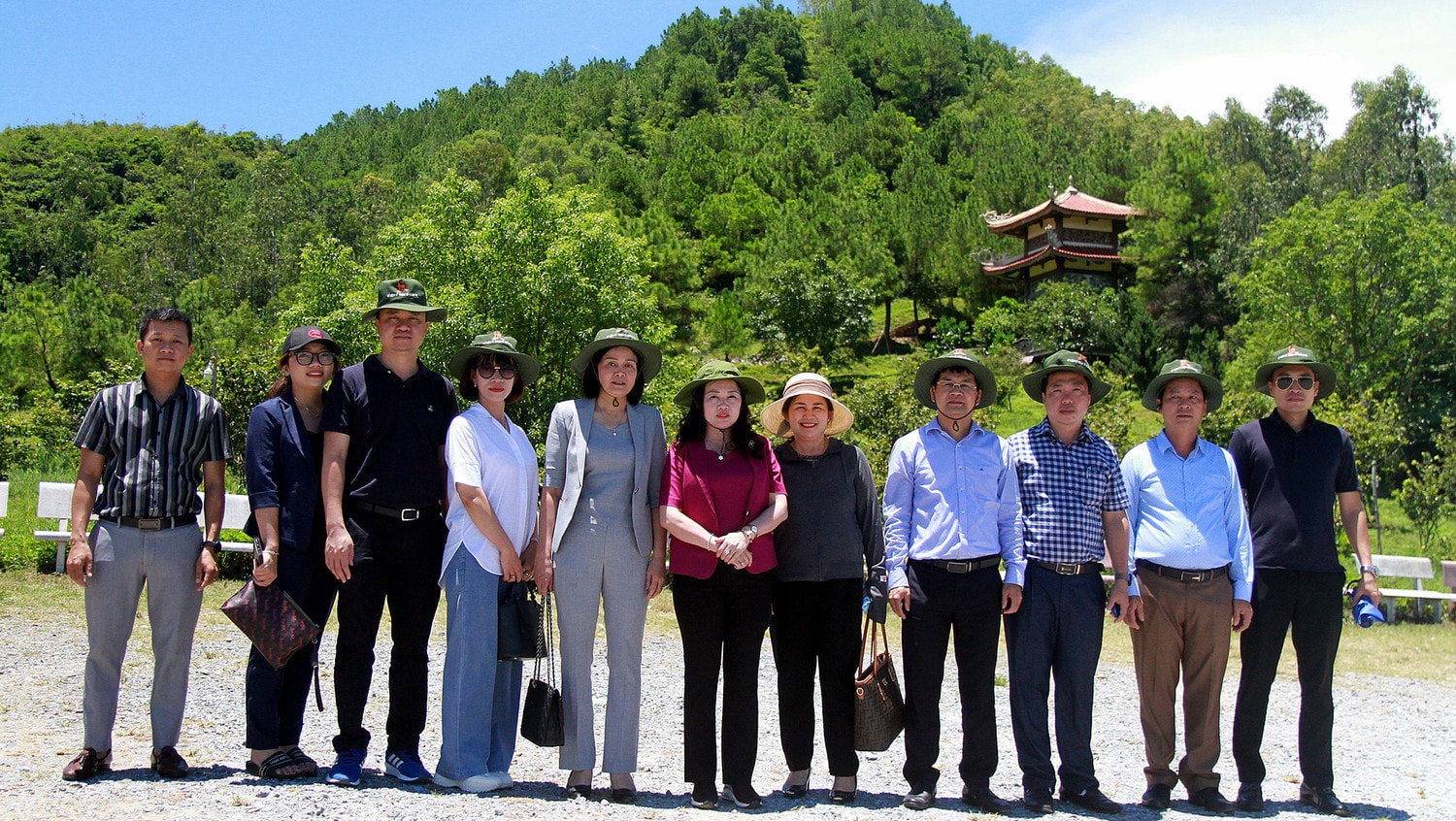 Báo Đại biểu Nhân dân dâng hương tri ân các anh hùng Liệt sĩ tại Quảng Bình, Hà Tĩnh, Nghệ An
