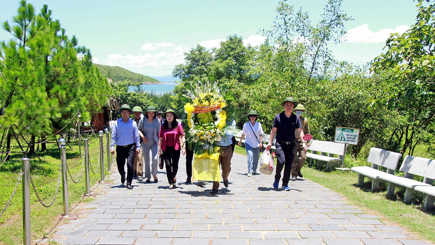 Báo Đại biểu Nhân dân dâng hương tri ân các anh hùng Liệt sĩ tại Quảng Bình, Hà Tĩnh, Nghệ An