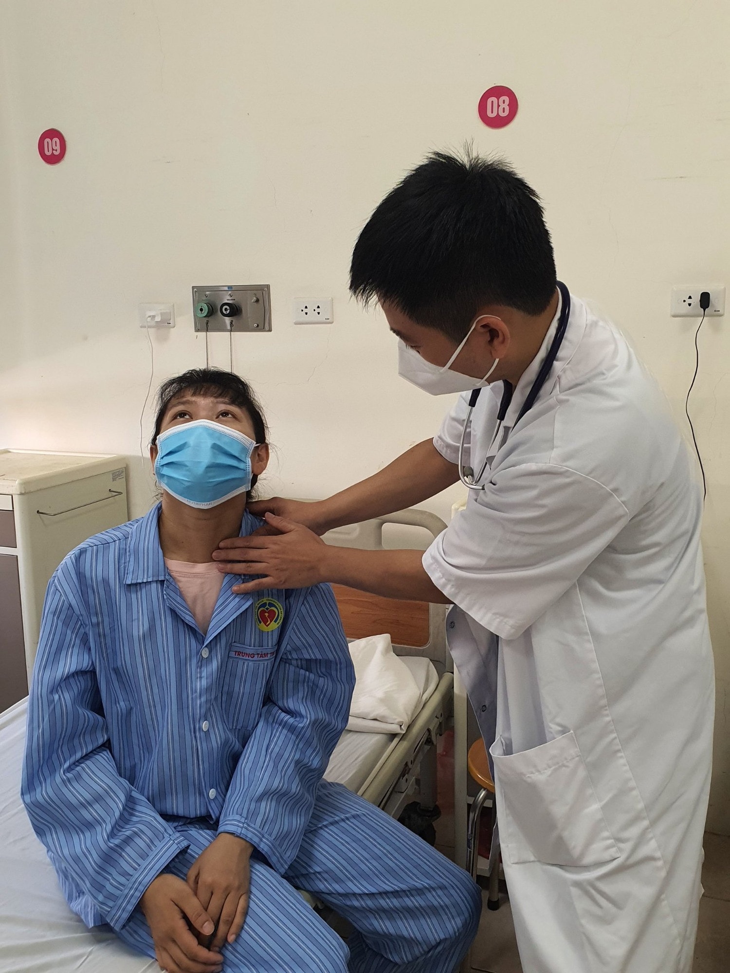 Bệnh viện E triển khai phẫu thuật nội soi tuyến giáp qua đường miệng -0