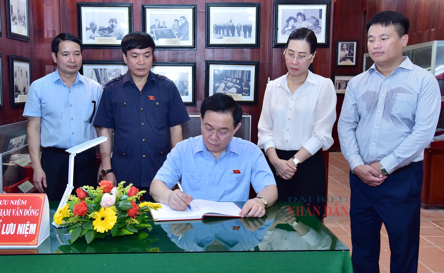 Chủ tịch Quốc hội Vương Đình Huệ dâng hương tưởng niệm anh hùng liệt sỹ tại Quảng Ngãi -2
