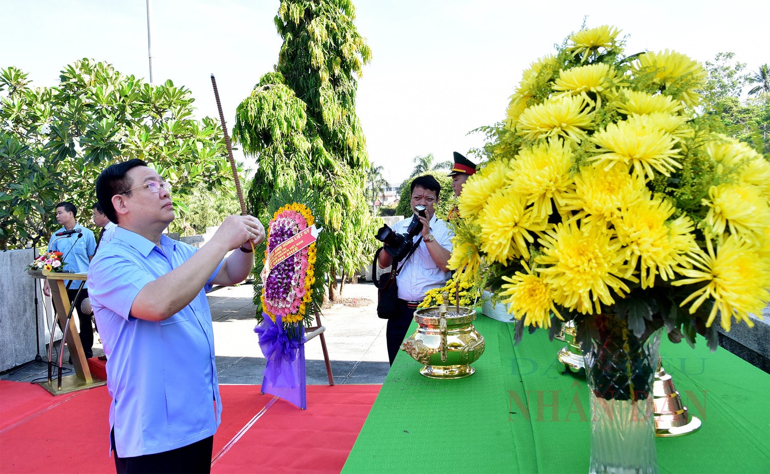 Chủ tịch Quốc hội Vương Đình Huệ dâng hương tưởng niệm anh hùng liệt sỹ tại Quảng Ngãi -1