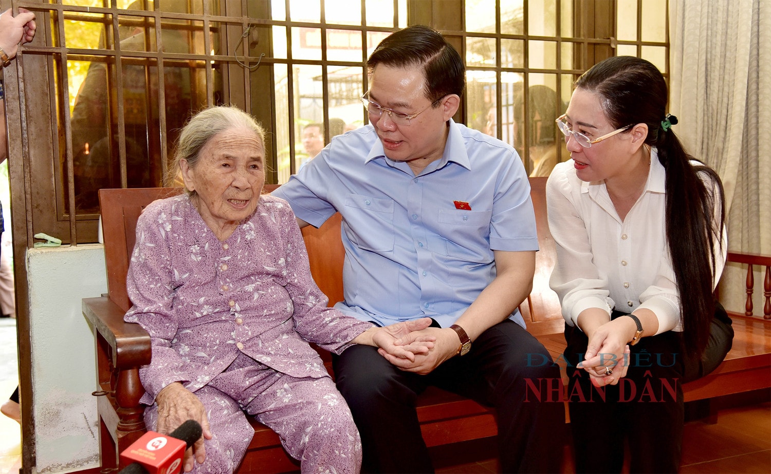 Chủ tịch Quốc hội Vương Đình Huệ dâng hương tưởng niệm anh hùng liệt sỹ tại Quảng Ngãi -4