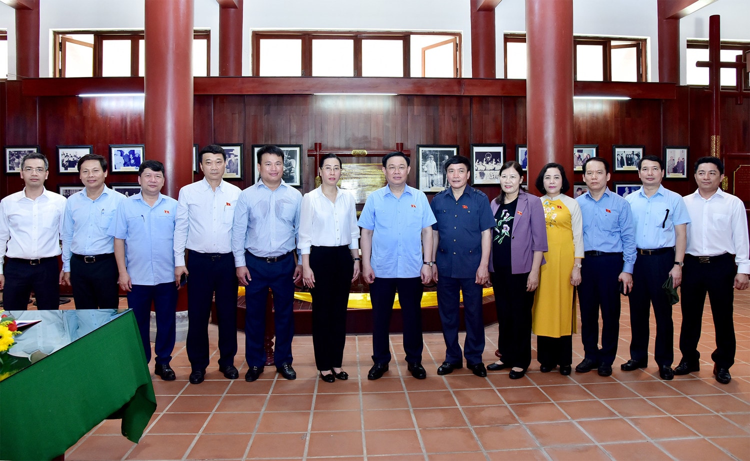 Chủ tịch Quốc hội Vương Đình Huệ dâng hương tưởng niệm anh hùng liệt sỹ tại Quảng Ngãi -6