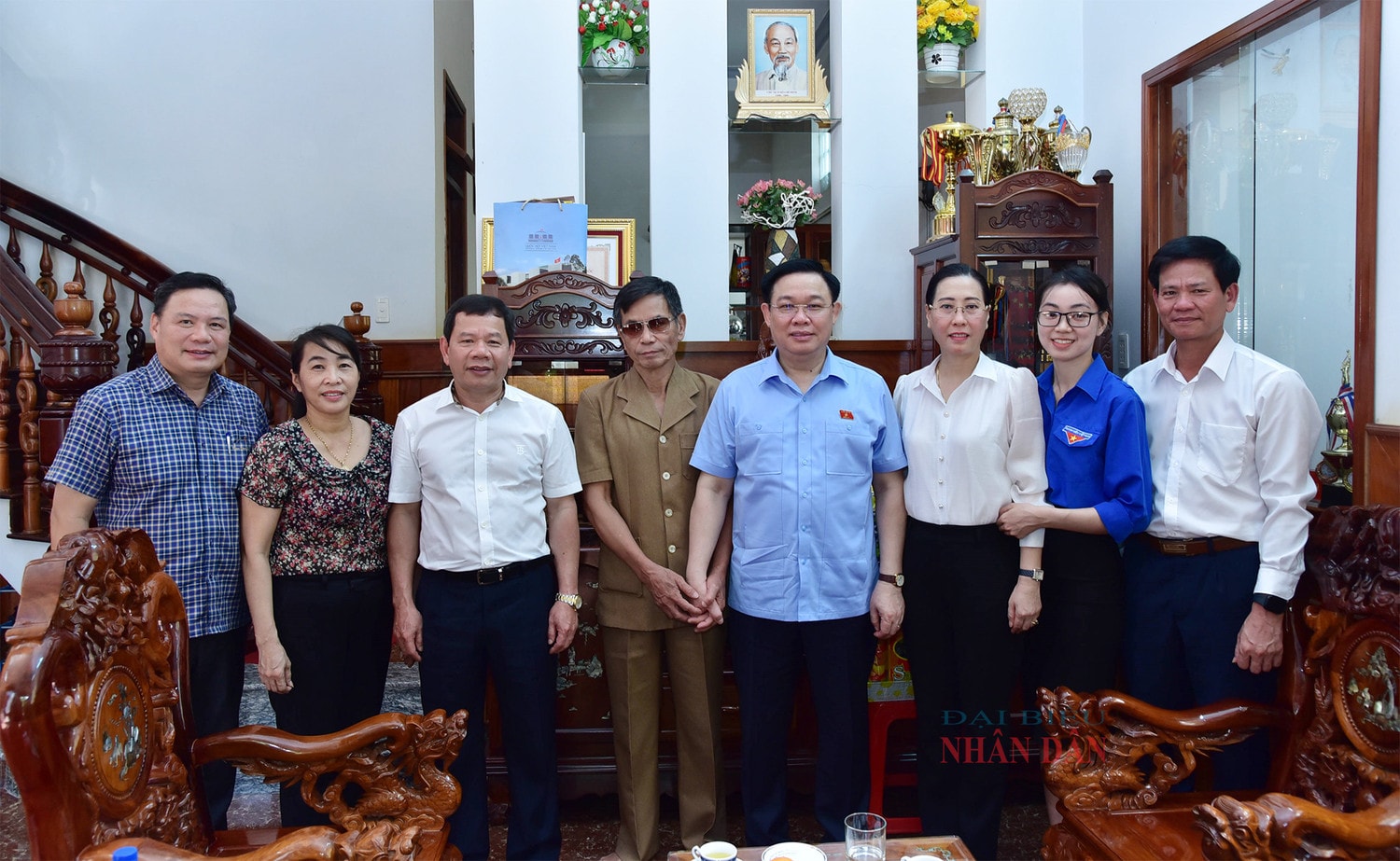 Chủ tịch Quốc hội Vương Đình Huệ dâng hương tưởng niệm anh hùng liệt sỹ tại Quảng Ngãi -8