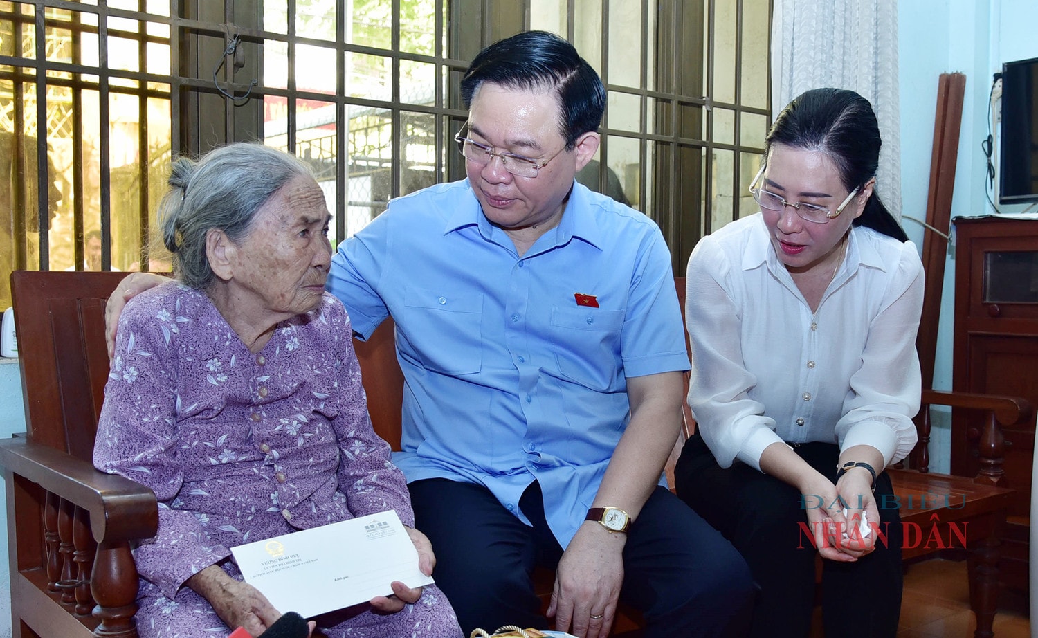 Chủ tịch Quốc hội Vương Đình Huệ dâng hương tưởng niệm anh hùng liệt sỹ tại Quảng Ngãi -7