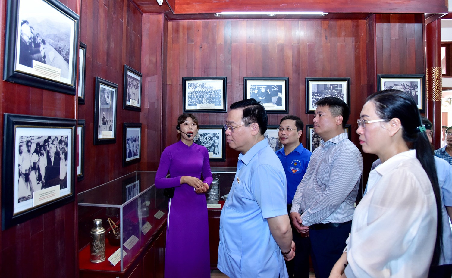 Chủ tịch Quốc hội Vương Đình Huệ dâng hương tưởng niệm anh hùng liệt sỹ tại Quảng Ngãi -5