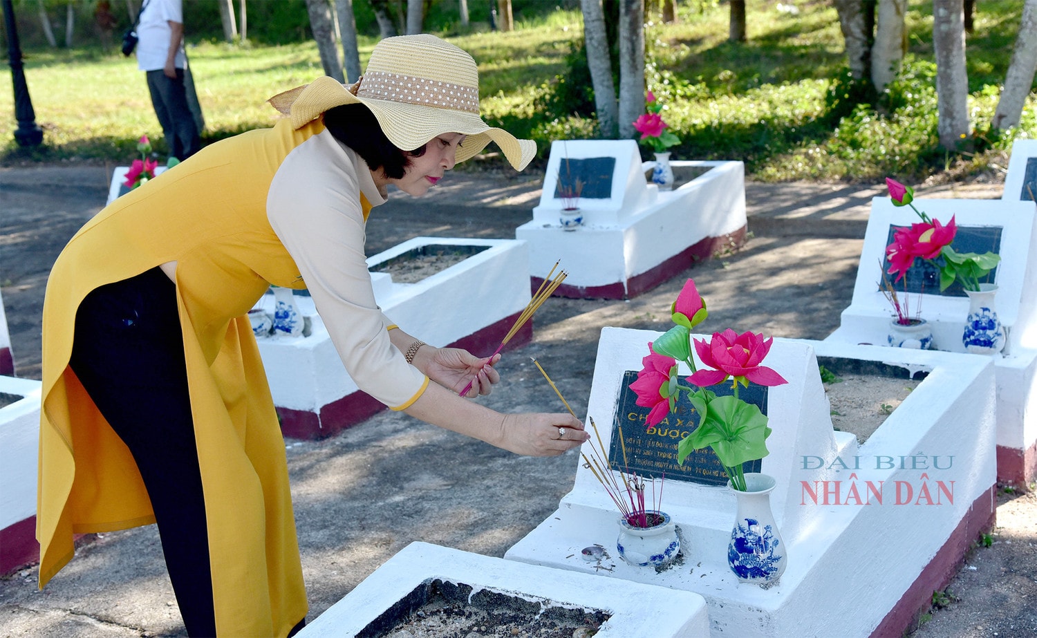 Chủ tịch Quốc hội Vương Đình Huệ dâng hương tưởng niệm anh hùng liệt sỹ tại Quảng Ngãi -3