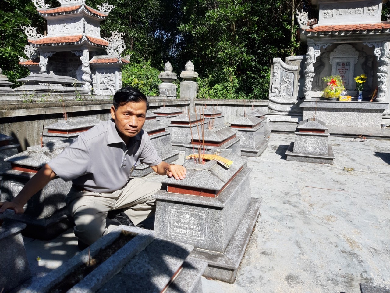 Đại tá Đào Xuân Thống thăm mộ Liệt sĩ Nguyễn Thị Thủy, người đã từng che dấu anh khỏi bị địch bắt vào thập niên 60 thế kỷ trước- nhân kỷ niệm 75 năm ngày thương binh liệt sỹ 27.7
