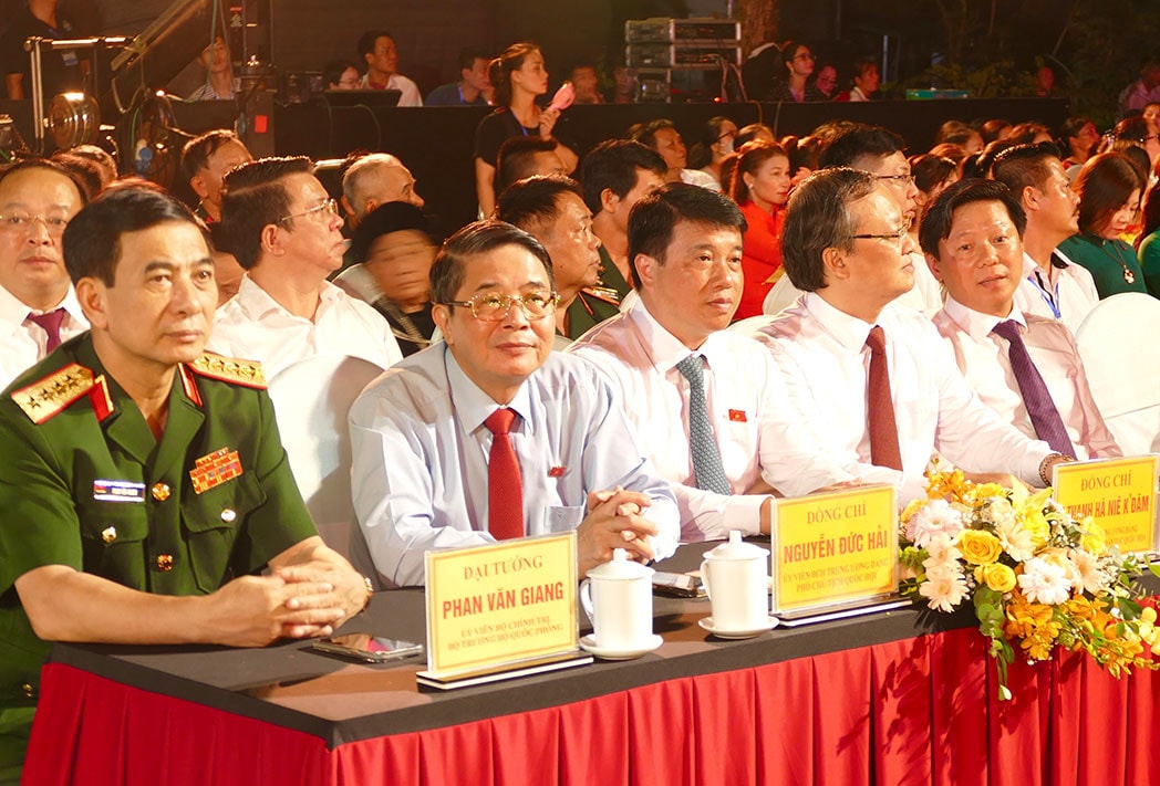 Chủ tịch Nước Nguyễn Xuân Phúc, Thủ tướng Chính phủ Phạm Minh Chính, Chủ tịch Quốc hội Vương Đình Huệ tham dự Chương trình 