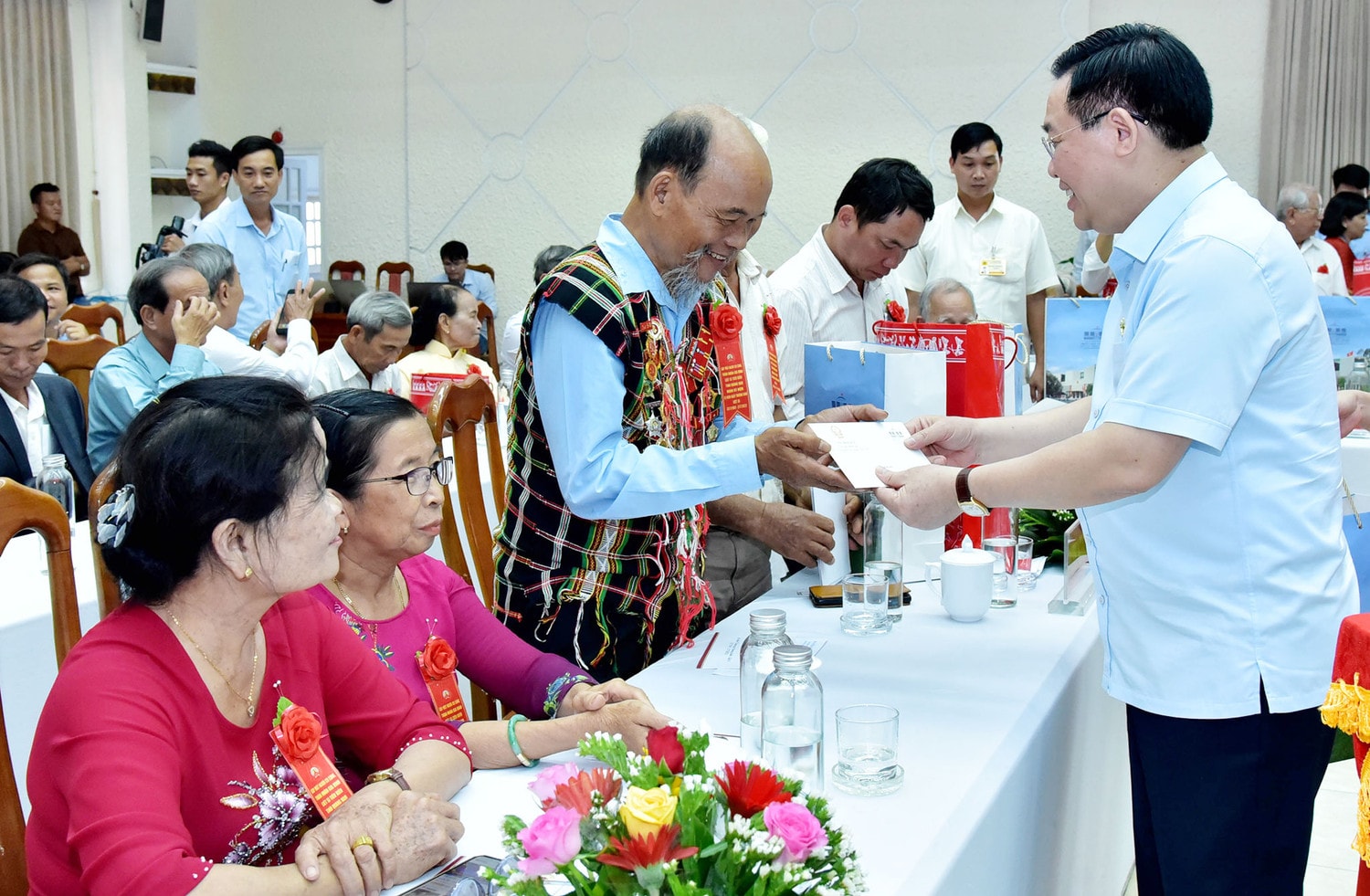 Chủ tịch Quốc hội Vương Đình Huệ gặp mặt người có công, thân nhân liệt sỹ tiêu biểu tỉnh Quảng Nam -0