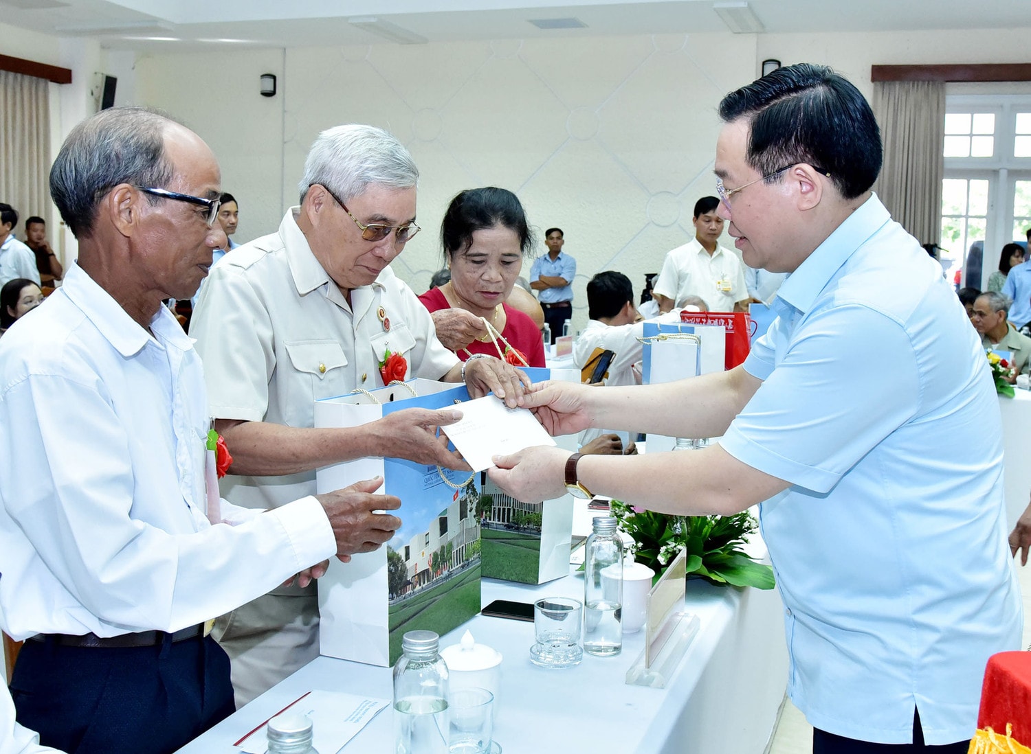 Chủ tịch Quốc hội Vương Đình Huệ gặp mặt người có công, thân nhân liệt sỹ tiêu biểu tỉnh Quảng Nam -0