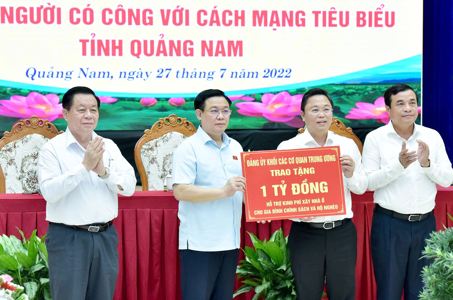 Chủ tịch Quốc hội Vương Đình Huệ gặp mặt người có công, thân nhân liệt sỹ tiêu biểu tỉnh Quảng Nam -0
