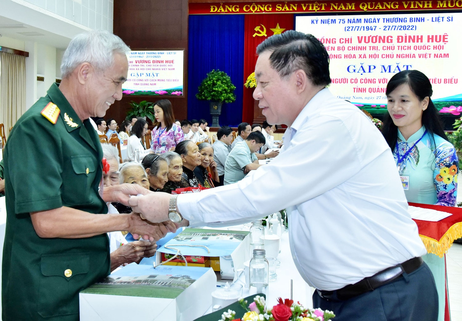 Chủ tịch Quốc hội Vương Đình Huệ gặp mặt người có công, thân nhân liệt sỹ tiêu biểu tỉnh Quảng Nam -0