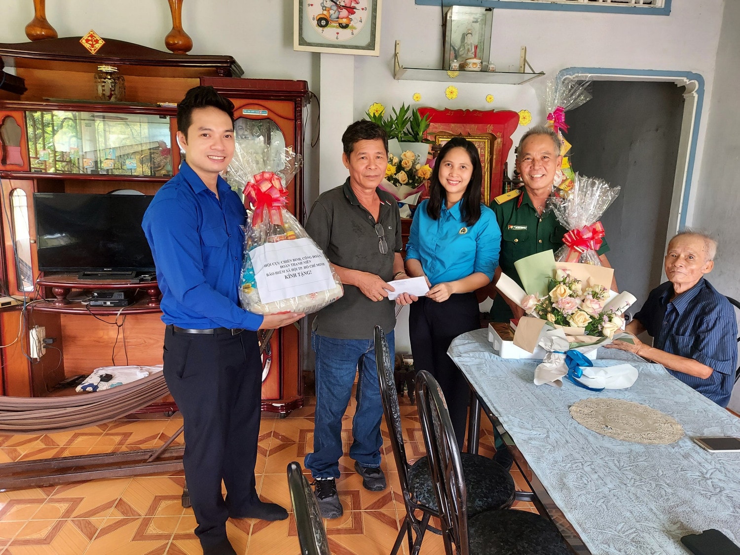 BHXH TP. Hồ Chí Minh: Thăm, tặng quà các gia đình chính sách, người có công -0