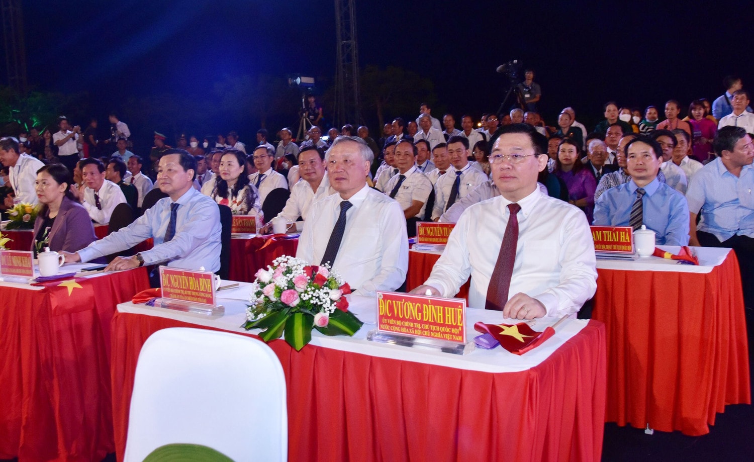 Chủ tịch Nước Nguyễn Xuân Phúc, Thủ tướng Chính phủ Phạm Minh Chính, Chủ tịch Quốc hội Vương Đình Huệ tham dự Chương trình 