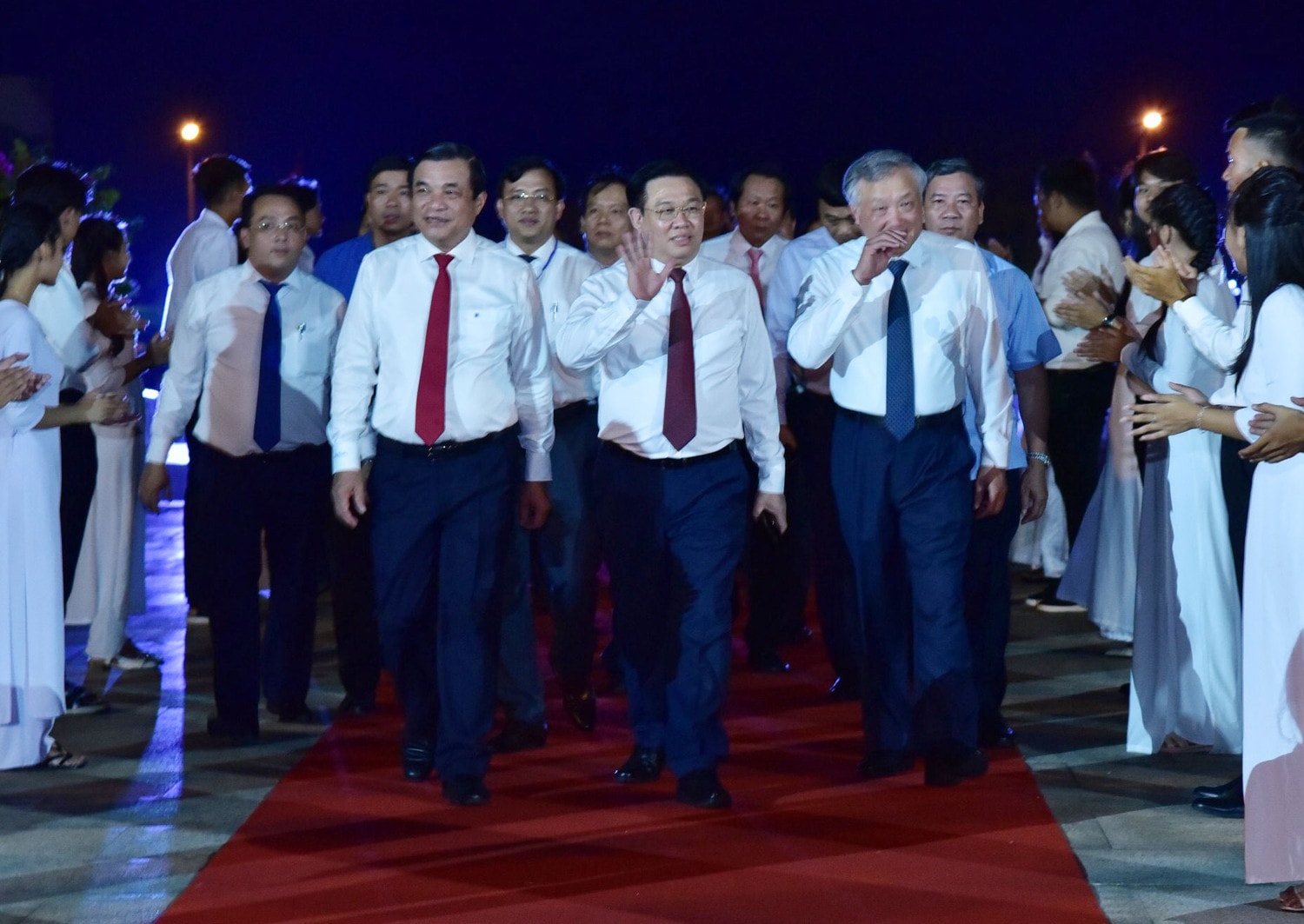 Chủ tịch Nước Nguyễn Xuân Phúc, Thủ tướng Chính phủ Phạm Minh Chính, Chủ tịch Quốc hội Vương Đình Huệ tham dự Chương trình 