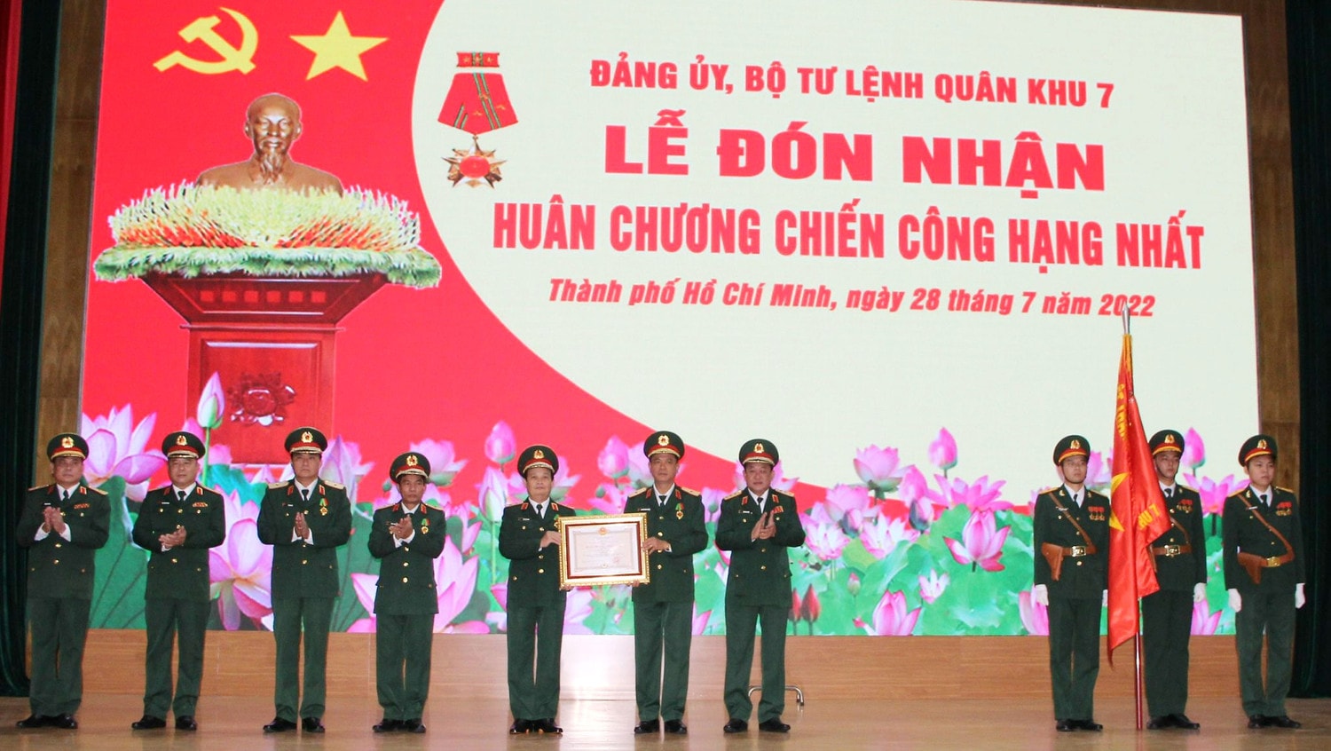 Lực lượng vũ trang Quân khu 7 đón nhận Huân chương Chiến công hạng Nhất