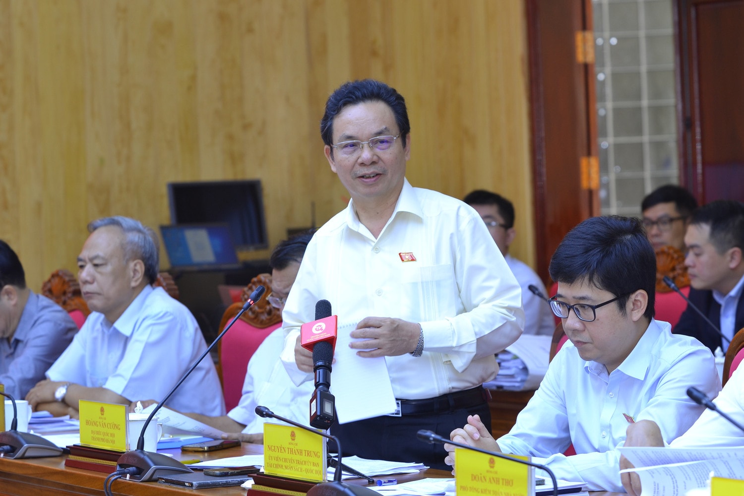ĐBQH Hoàng Văn Cường (Hà Nội) phát biểu tại cuộc làm việc - ảnh: Thanh Chi 