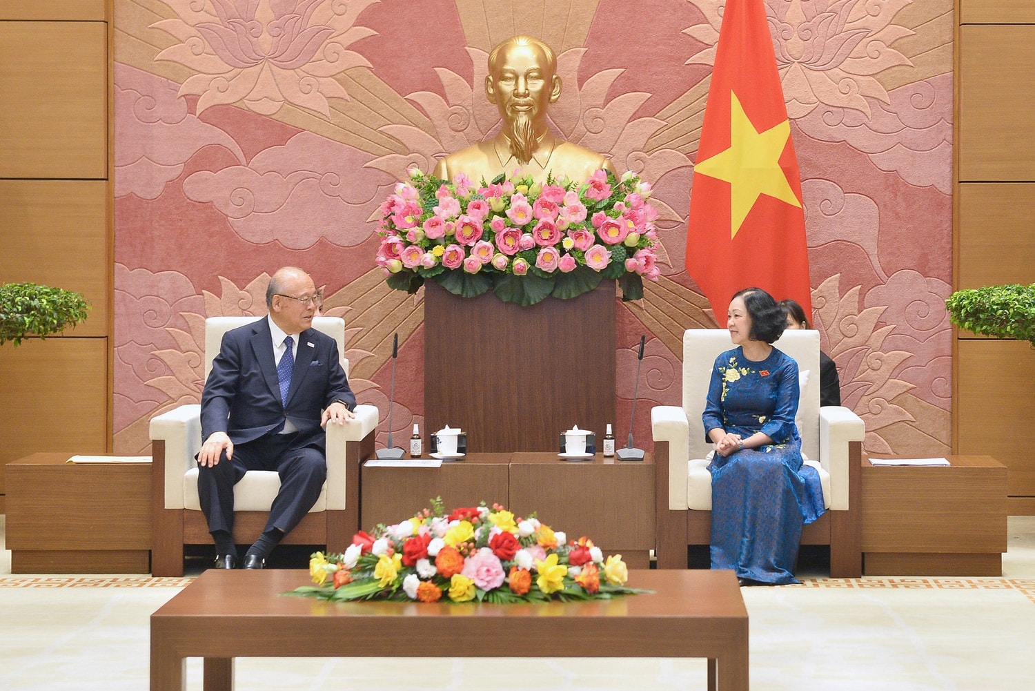 Trưởng Ban Tổ chức Trung ương, Chủ tịch Nhóm Nghị sĩ hữu nghị Việt Nam - Nhật Bản Trương Thị Mai đã tiếp thân mật Cố vấn đặc biệt Liên minh Nghị sĩ hữu nghị Nhật Bản - Việt Nam Takebe Tsutomu