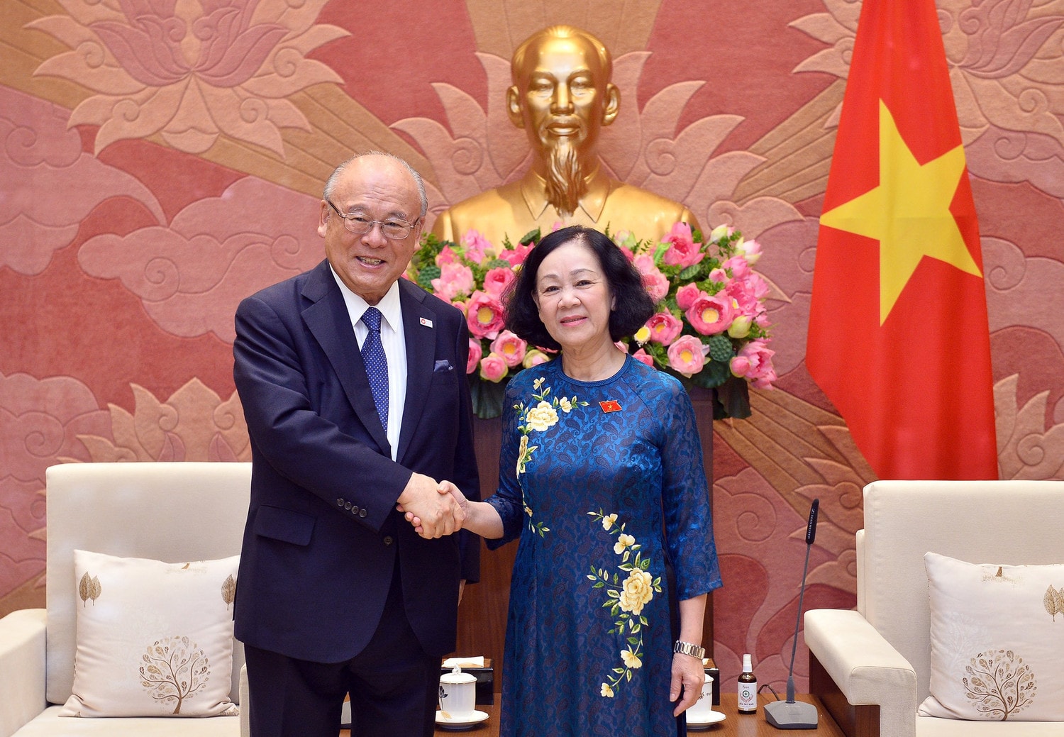 Trưởng Ban Tổ chức Trung ương, Chủ tịch Nhóm Nghị sĩ hữu nghị Việt Nam - Nhật Bản Trương Thị Mai tiếp thân mật Cố vấn đặc biệt Liên minh Nghị sĩ hữu nghị Nhật Bản - Việt Nam Takebe Tsutomu