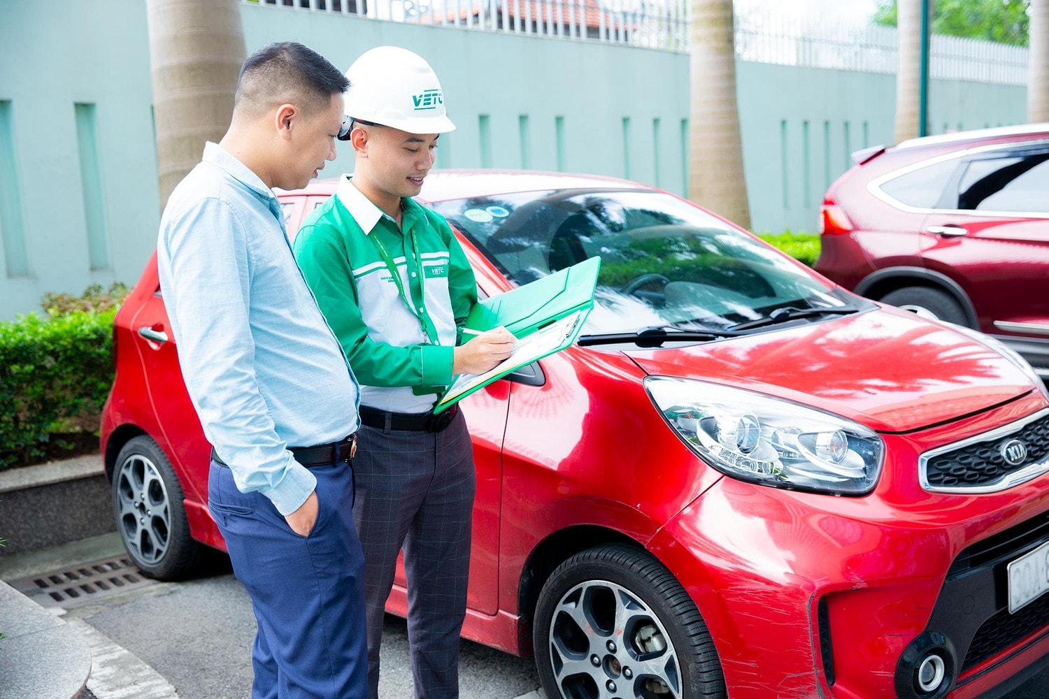 Đại diện VETC giới thiệu khách hàng tính ưu việt khi dán thẻ thu phí điện tử không dừng