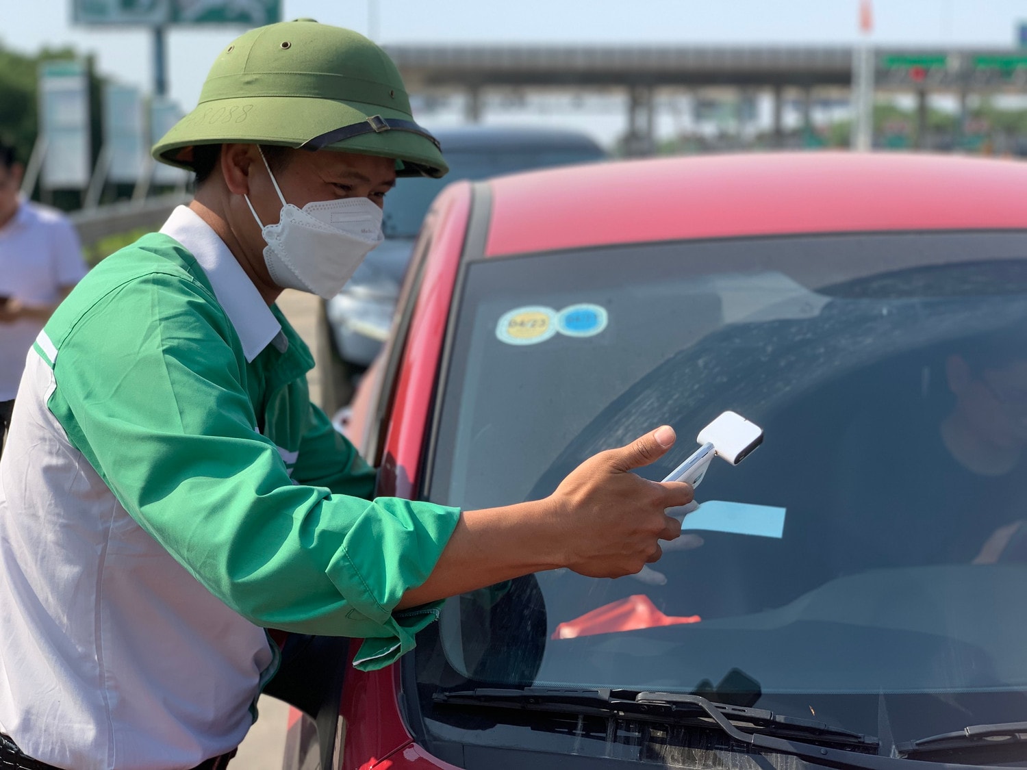 Cán bộ kỹ thuật VETC thực hiện dán thẻ cho khách hàng