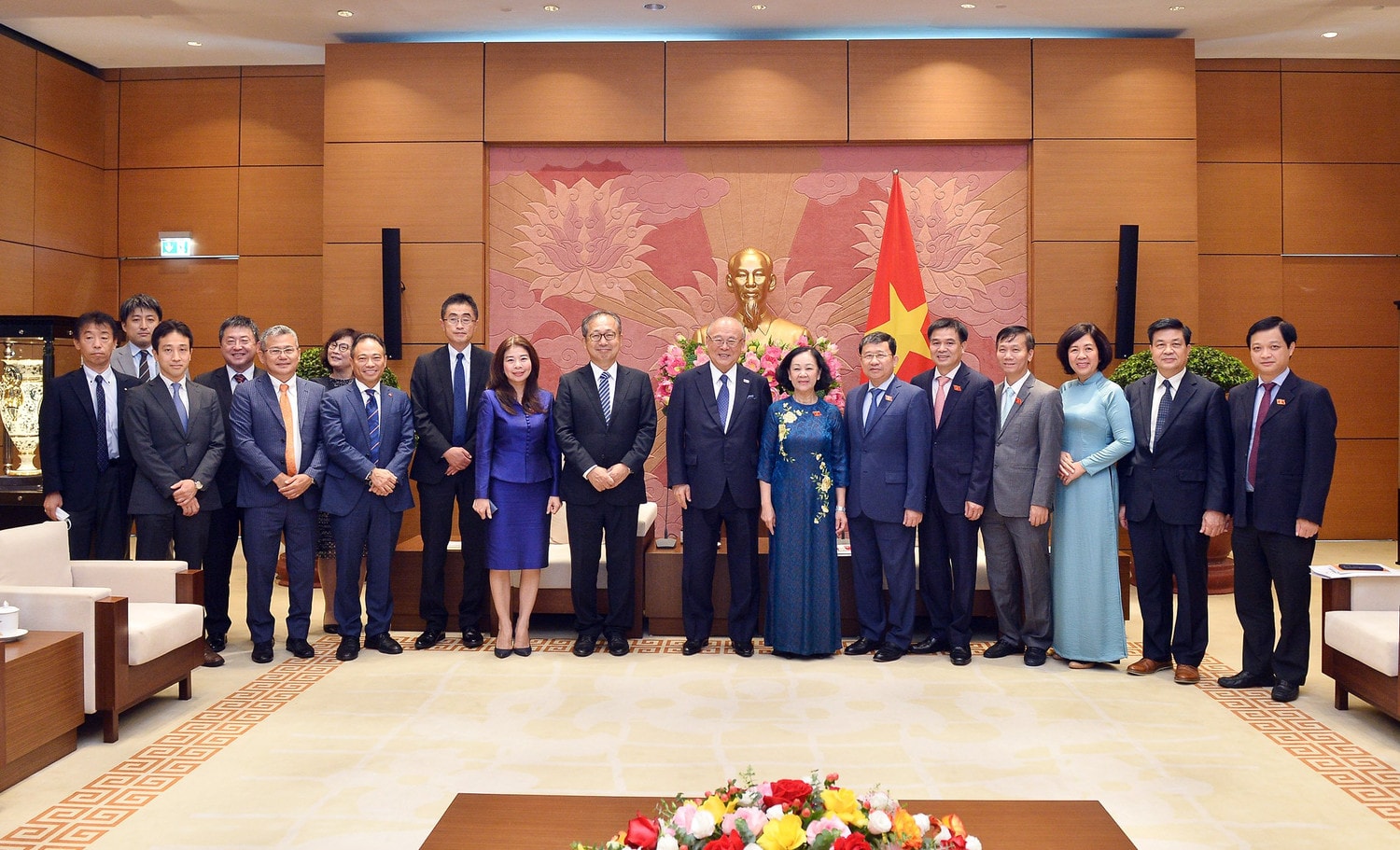 Trưởng Ban Tổ chức Trung ương, Chủ tịch Nhóm Nghị sĩ hữu nghị Việt Nam - Nhật Bản Trương Thị Mai và Cố vấn đặc biệt Liên minh Nghị sĩ hữu nghị Nhật Bản - Việt Nam Takebe Tsutomu chụp ảnh lưu niệm với các đại biểu
