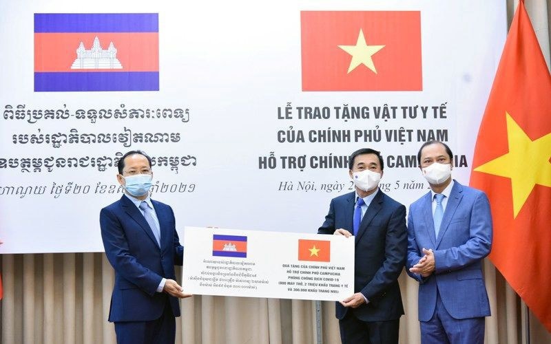 Việt Nam hỗ trợ Campuchia vật tư y tế ứng phó dịch Covid-19. Ảnh Bộ Ngoại giao.jpeg