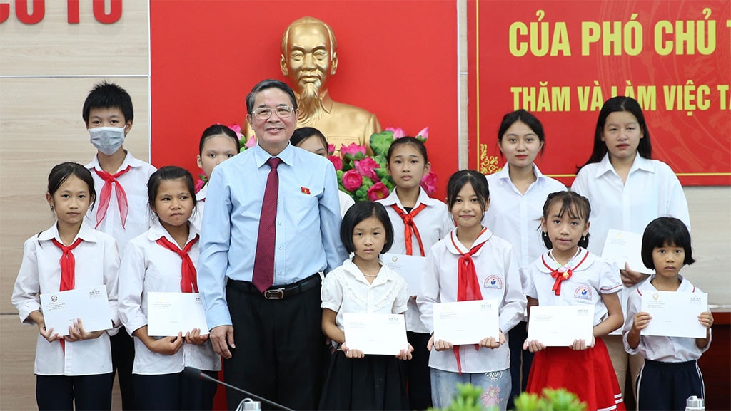 Phó Chủ tịch Quốc hội Nguyễn Đức Hải thăm, tặng quà người có công, cán bộ, chiến sĩ tại huyện đảo Cô Tô, Quảng Ninh -5